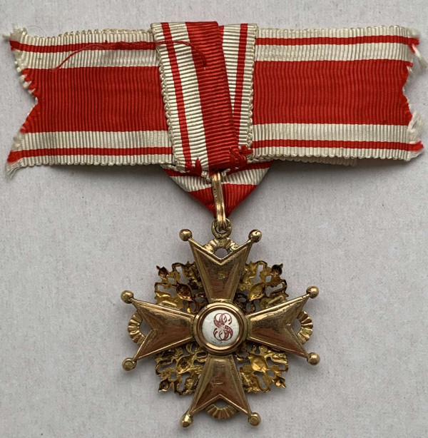 Знак ордена Святого Станіслава 3-го ступеня на орденській стрічці. 556