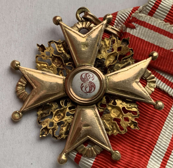 Знак ордена Святого Станіслава 3-го ступеня на орденській стрічці. 556