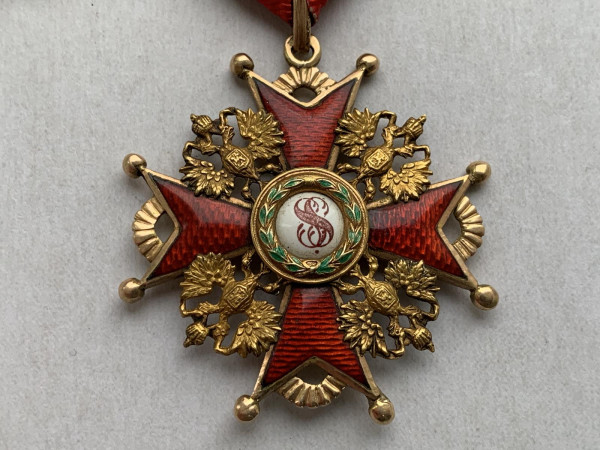 Знак ордена Святого Станіслава 3-го ступеня на орденській стрічці. 556