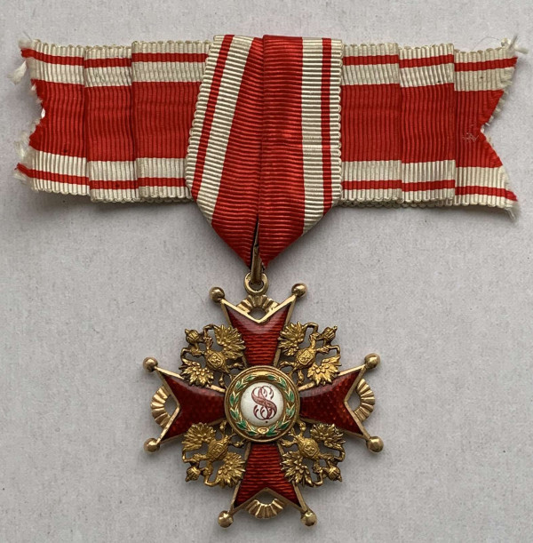 Знак ордена Святого Станіслава 3-го ступеня на орденській стрічці. 556