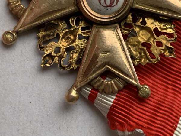 Знак ордена Святого Станіслава 3-го ступеня на орденській стрічці. 556