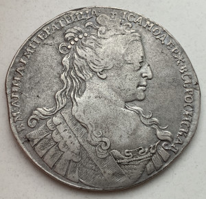 Рубль 1734 рік «Дата розділена короною».